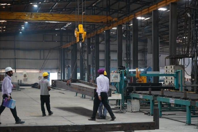 Heavy Overhead EOT Crane Support Feature Heavy Overhead EOT Crane Support - Synergy PEB Factory Feature