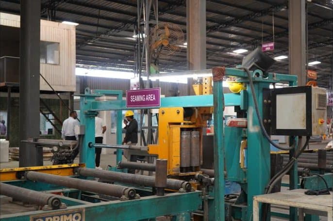 High-Tonnage Heavy Plate SAW Welding Feature High-Tonnage Heavy Plate SAW Welding - Synergy PEB Complex Steel Feature